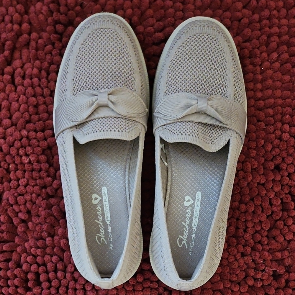 🎉HP🎉 Skechers Light Taupe Loafers